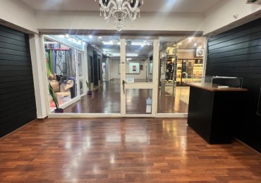 Amplio local en venta. Galeria Melipal.