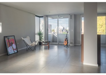 Amplio semipiso de 3 dormitorios y tres baños. A estrenar. Cocheras disponibles.