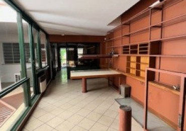 Oficinas equipadas con cochera doble. España 1400